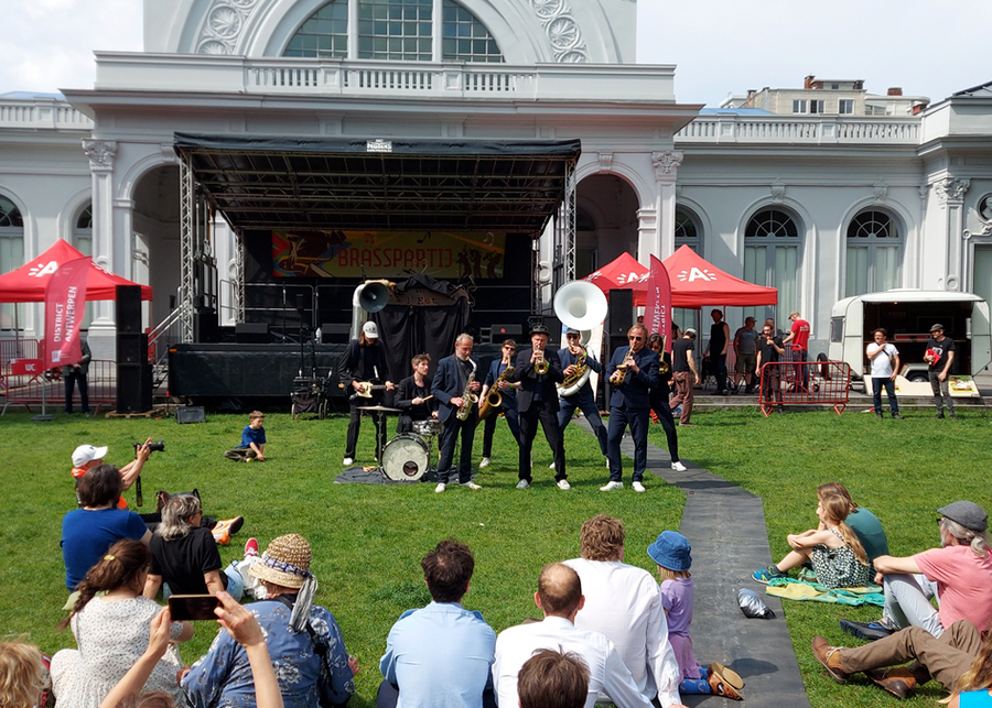 HOP FROG Fanfare is de volgende en treedt voor het podium op